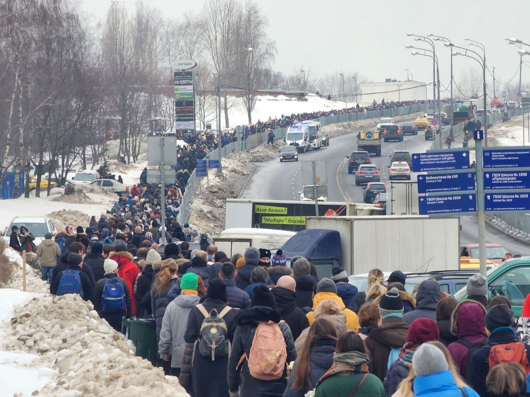 People walking towards the Borisovskoye Cemetery